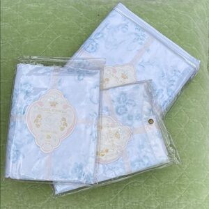 BRAND NEW RACHEL ASHWELL SHABBY CHIC
FULL/QUEEN duvet and 2 King shams